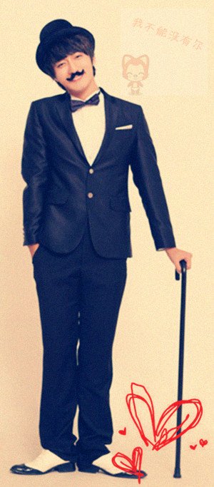 情侣QQ皮肤 一人一张 的 求大神帮帮忙啊。谢了