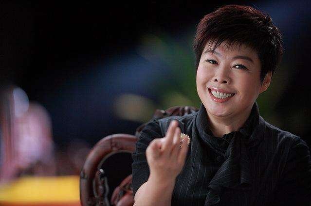 被央视放弃的“国学大师”于丹，曾被北大学子赶下台，她的现状如何？