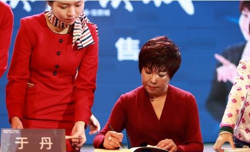 被央视放弃的“国学大师”于丹，曾被北大学子赶下台，她的现状如何？