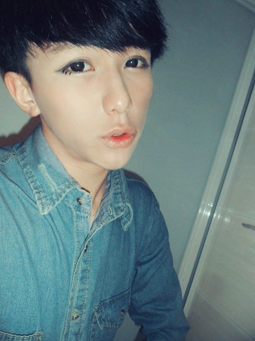 情侣QQ皮肤 一人一张 的 求大神帮帮忙啊。谢了