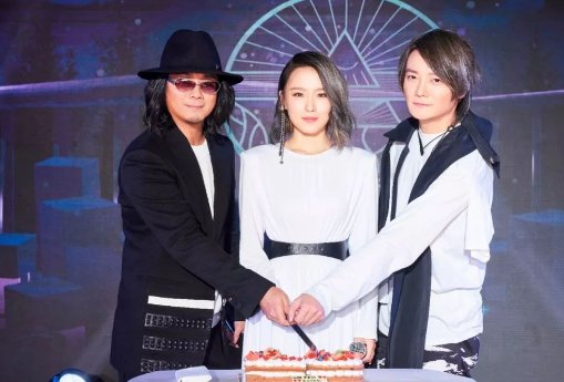 是谁的心呐是什么歌? 还有一句 是谁的爱啊！~