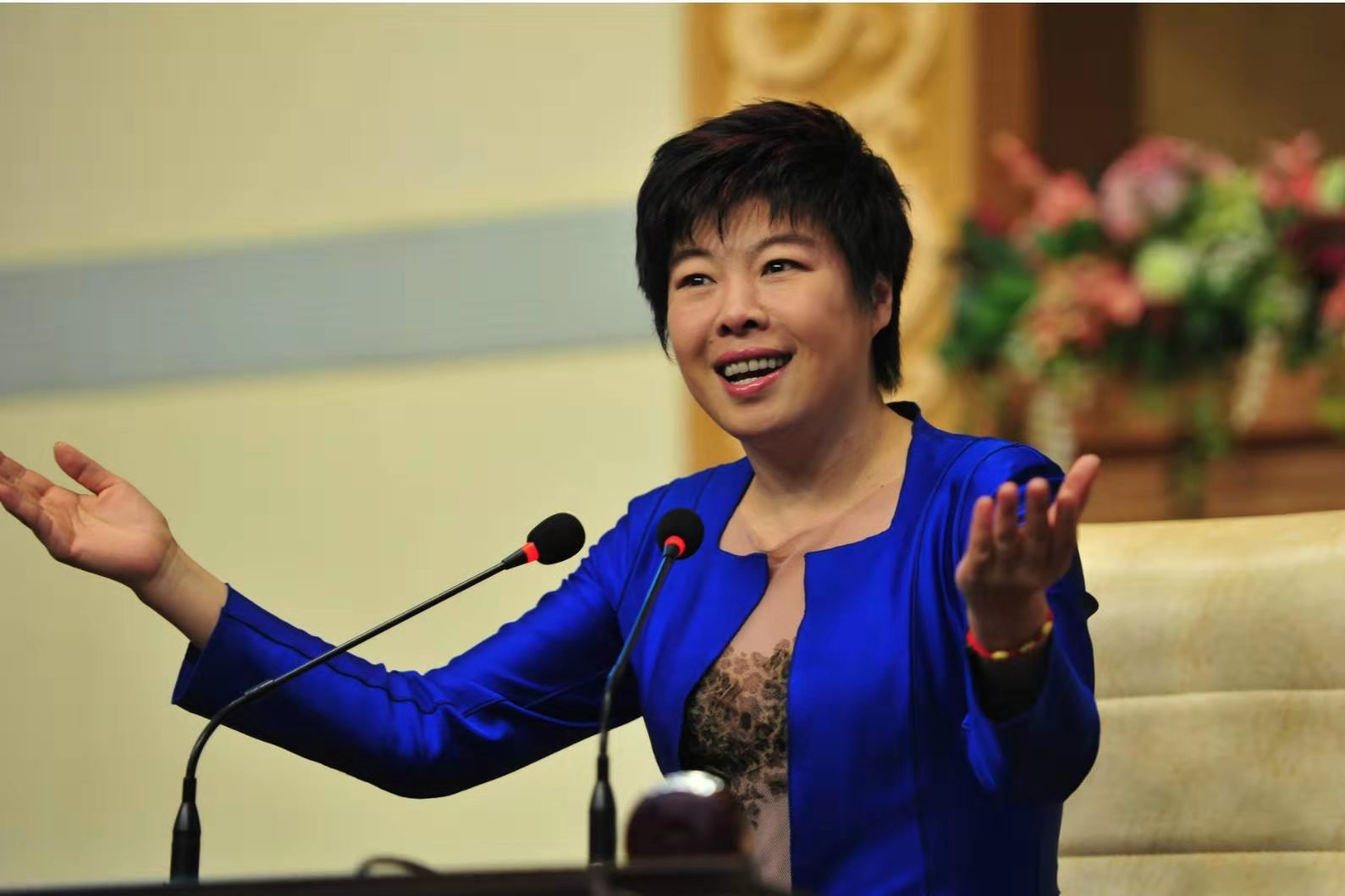 被央视放弃的“国学大师”于丹，曾被北大学子赶下台，她的现状如何？