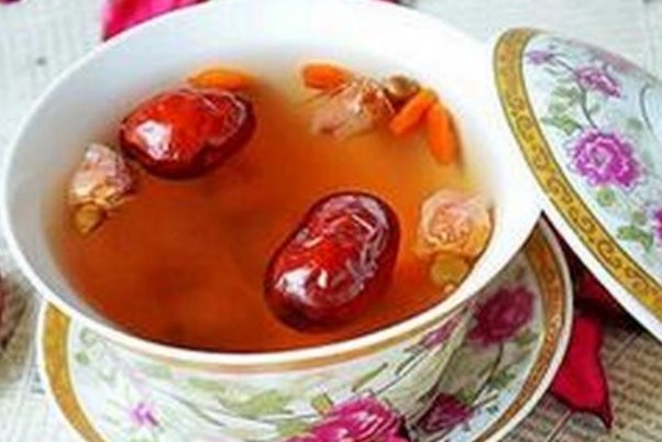 红枣枸杞玫瑰花泡水喝有什么对女人有好处