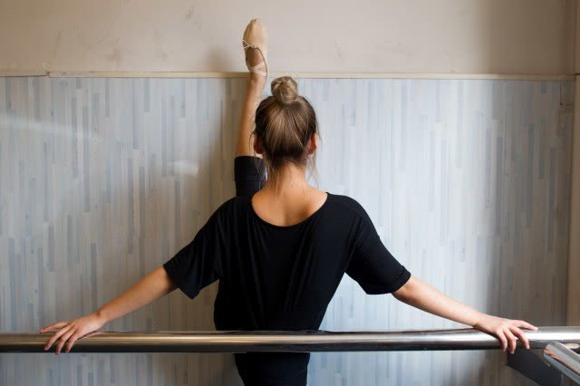 到底该先练竖劈叉后练横劈叉容易，还是先练横劈叉后竖劈叉容易？