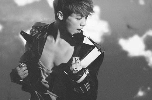 鹿晗有腹肌吗？有几块？求图