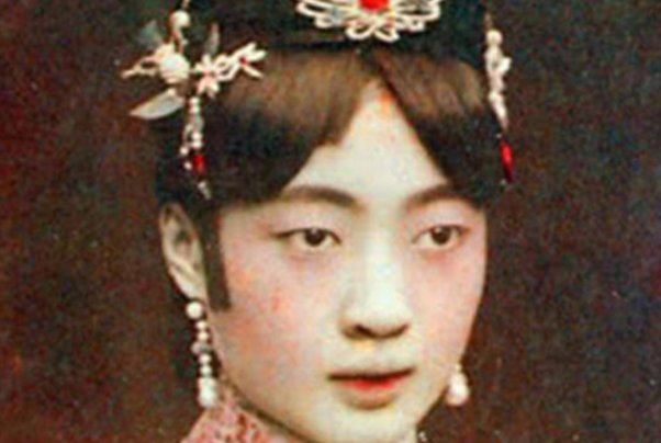 清朝末代皇后婉容怎么死的?