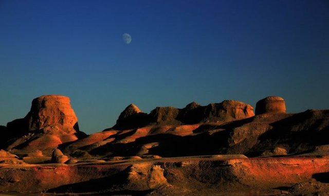 新疆的魔鬼城在什么地方?距离克拉玛依有多远?