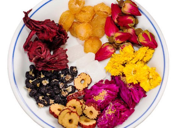 红枣枸杞玫瑰花泡水喝有什么对女人有好处