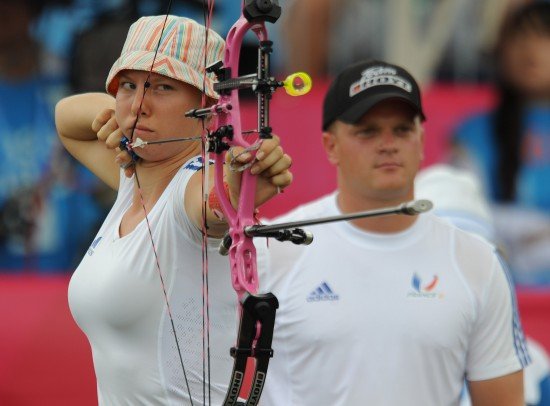 走在大街上拿着复合弓违法吗？警察有权利没收吗?复合弓是锻炼用的。