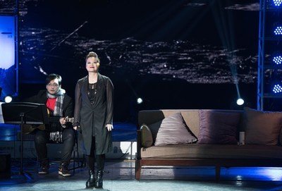 陌生的城市啊,熟悉的角落里 有这句歌词的是什么歌???求