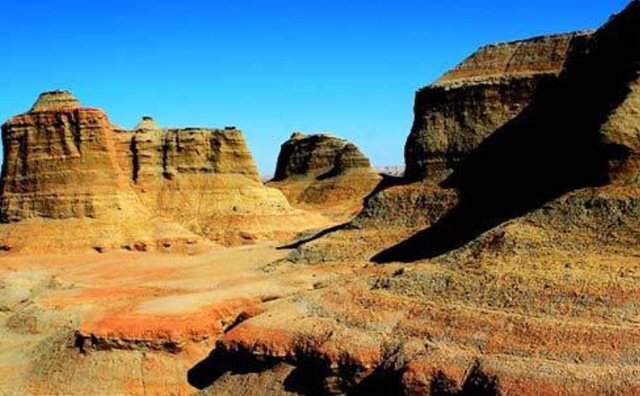 新疆的魔鬼城在什么地方?距离克拉玛依有多远?