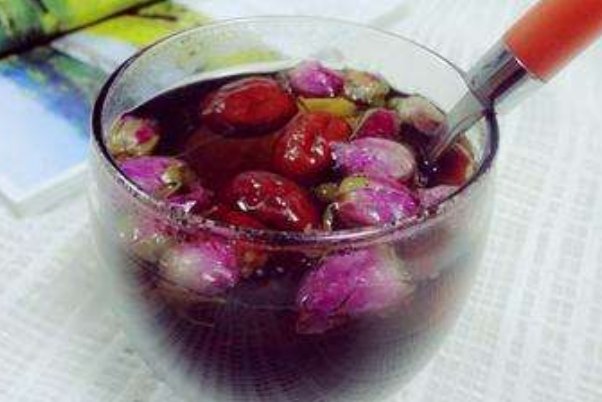 红枣枸杞玫瑰花泡水喝有什么对女人有好处