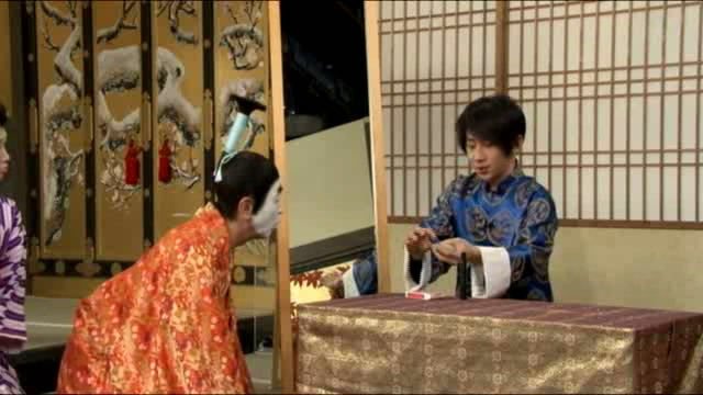 刘谦跪拜日本天皇惹众怒是怎么回事?求图片和视频