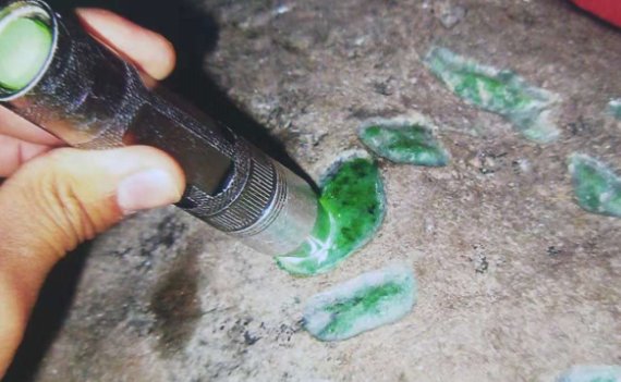 翡翠的原石是什么呢?