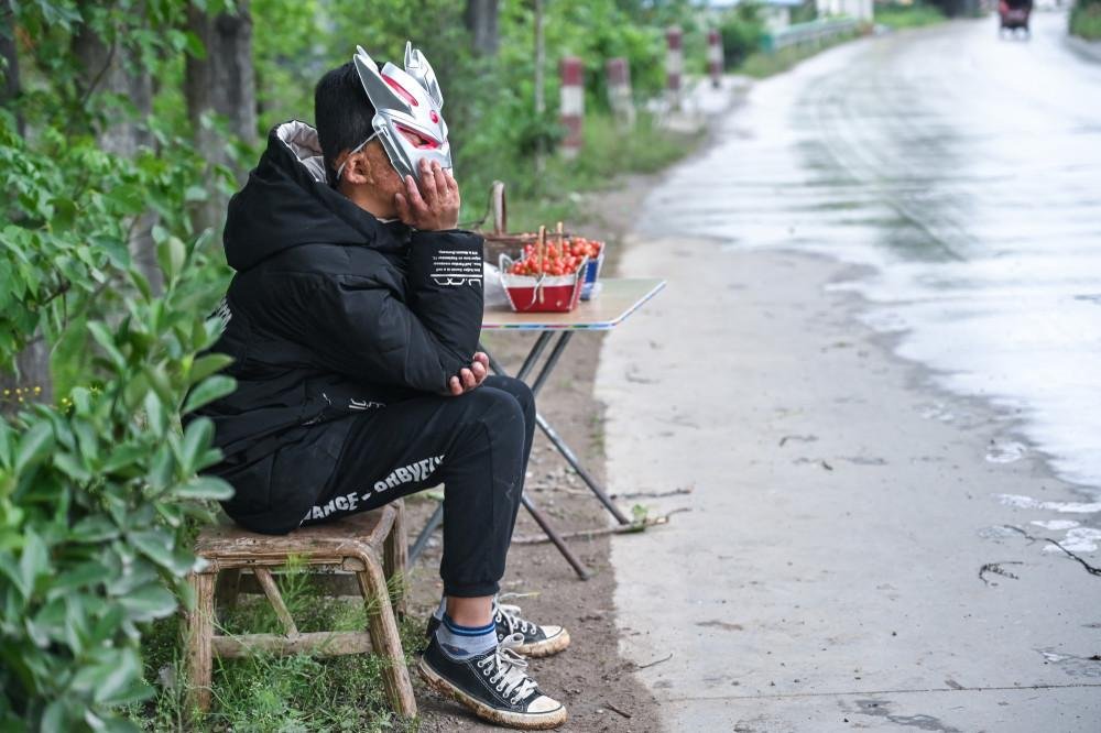 河南小男孩戴“奥特曼”面具路边卖樱桃,背后到底有什么原因?