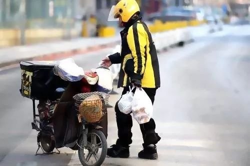 韩国31岁女星驾豪车撞死外卖员，造成此事故的原因是什么？