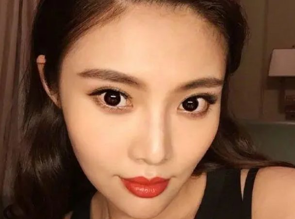 徐冬冬总因长相与身材而频繁受到网友的攻击，她是如何回应这些外貌攻击的？