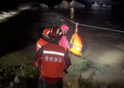 贵州情侣带三只狗溶洞露营，遇暴雨洞内水位上涨被困，最终是如何脱困的？