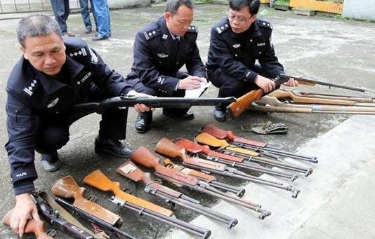 黄冈一男子在父亲遗物中发现一把长枪,其父以前是做什么的?