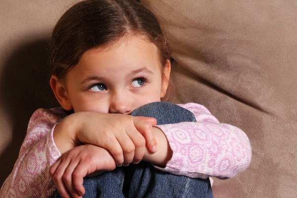 扬州一医院为18岁喝农药女孩垫付十万元，该女孩的家庭背景有何特殊之处？