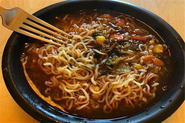 统一在315曝光后，连夜改声明，统一的老坛酸菜包究竟是哪生产的?