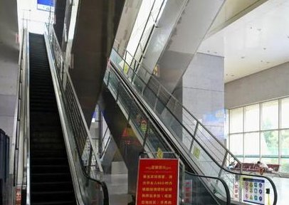 郑州各大超市人山人海囤物资，大家为了抢购有多拼？