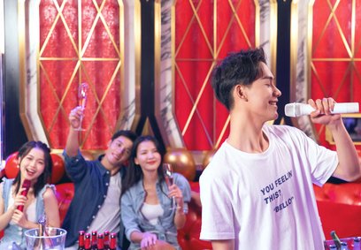 郑州一醉酒男子走错包间，手拿话筒尽情摇摆唱歌，现场气氛有多燃？