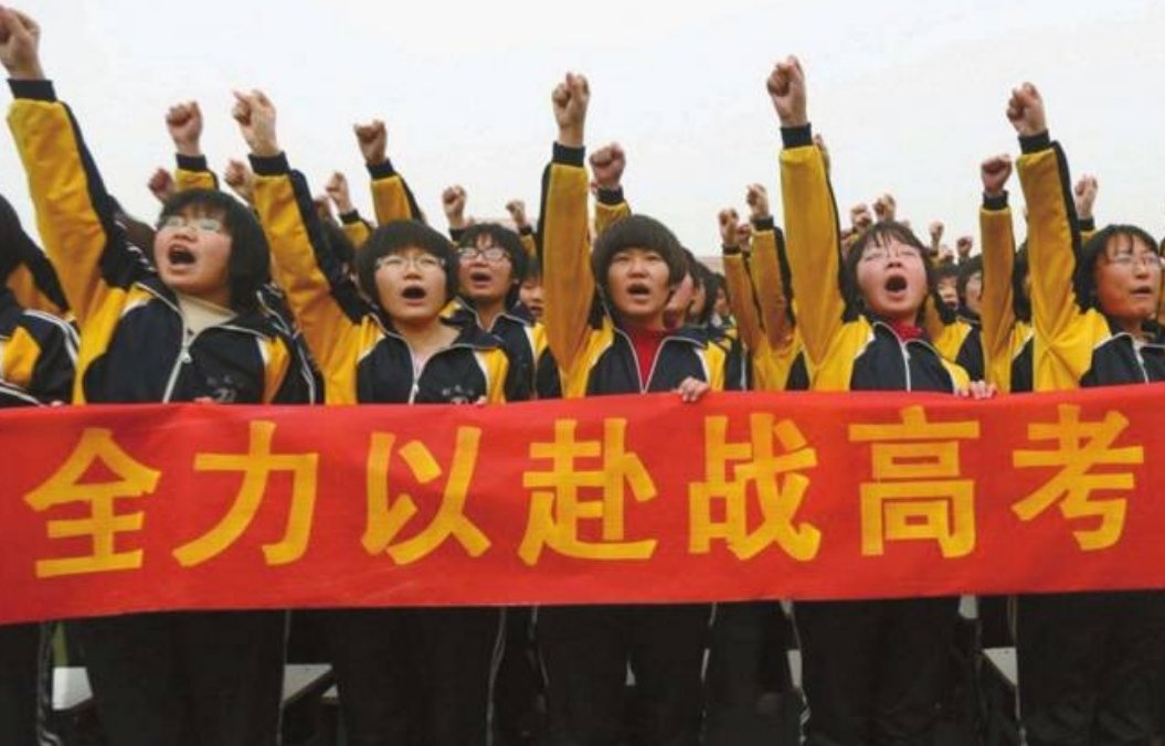 武汉一班主任拄拐杖为学生送考，这是一位合格的老师吗？