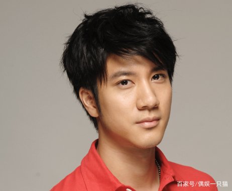 李靓蕾晒照为闺蜜侯佩岑庆生,她的状态如何?