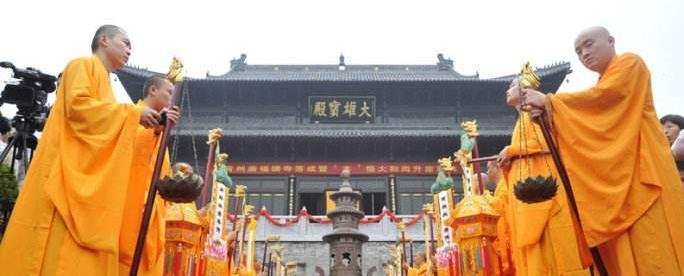 方丈为何在看到女婴生来不哭不笑后，说佛门净地你怎敢来？