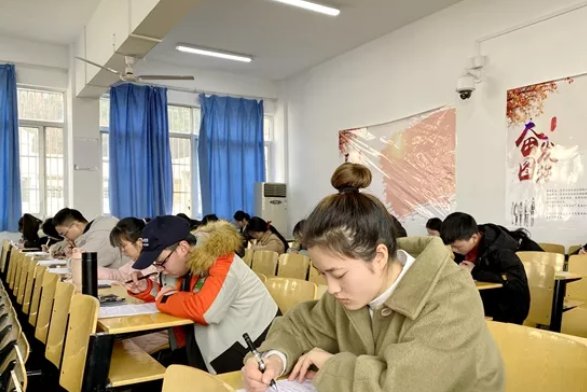 因作弊被抓大学生坠亡，一次补考为何如此看重，大学生有多惧怕挂科？