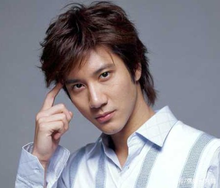 李靓蕾晒照为闺蜜侯佩岑庆生,她的状态如何?