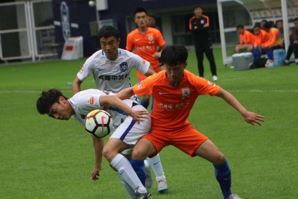 山东泰山俱乐部回应球员被曝殴打女生一事，从法律角度如何看待球员的行为？