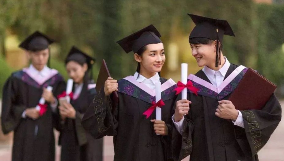 安徽一高校新婚老师课上发奶茶，点名发现有学生逃课，当时有何反应？