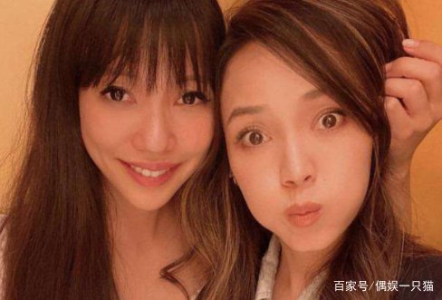 李靓蕾晒照为闺蜜侯佩岑庆生,她的状态如何?