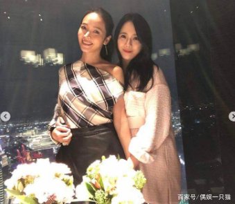 李靓蕾晒照为闺蜜侯佩岑庆生,她的状态如何?