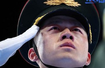 闭幕式旗手脸上挂着泪痕,他们的眼神有多坚定?