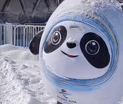 冰墩墩挑战4A摔个大屁墩，被说脏时有何反映？