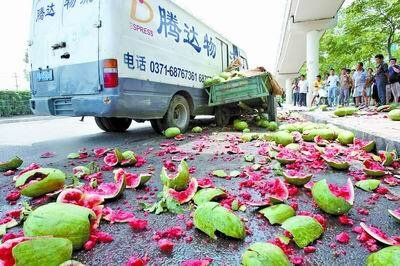城管回应瓜农路边摔西瓜,城管是如何回应的?