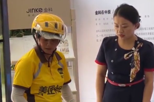 河南女子挺着孕肚送外卖，只剩两月就要生产，她的家人为何会允许其这么做？