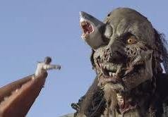 好像是美国的一部电影，人在沙滩上玩，然后水里出来了一只像鲨鱼一样的巨人，然后那个巨人拔出来一把剑，