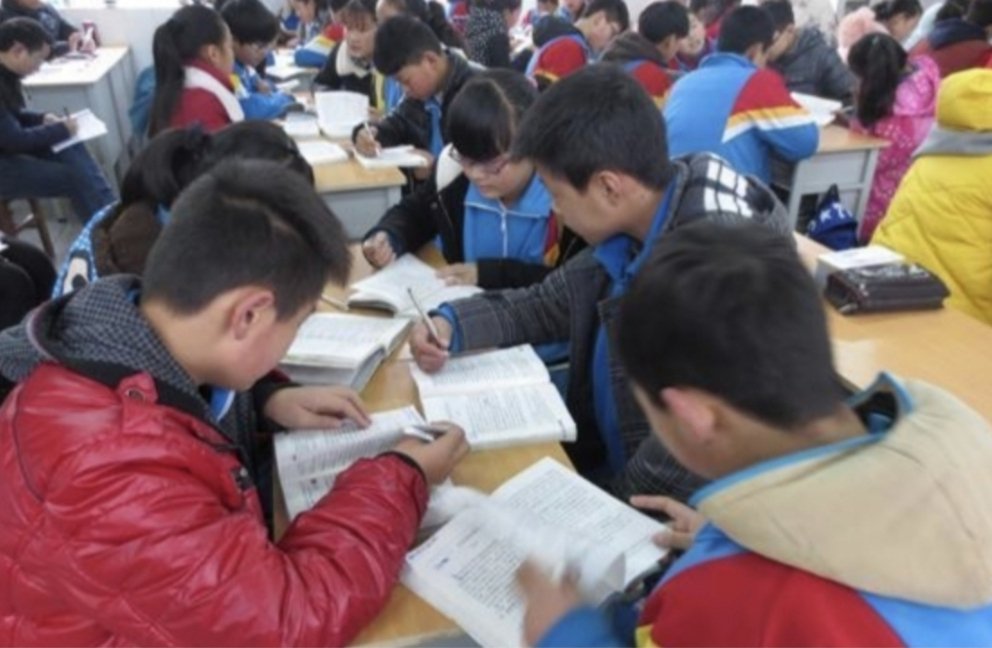 湖南邵阳一学生冲上讲台打伤女老师，这样的学生该不该将其开除？