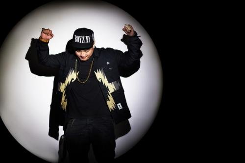 如何通俗易懂地解释流行歌曲中的「feat.」？