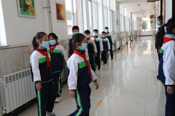 河南一小学五年级女孩身高就达一米八，是巨人症吗？