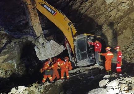 四川泸定县一大桥发现疑似生命迹象,初步探查有3人!会如何采取救援?