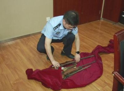 黄冈一男子在父亲遗物中发现一把长枪,其父以前是做什么的?