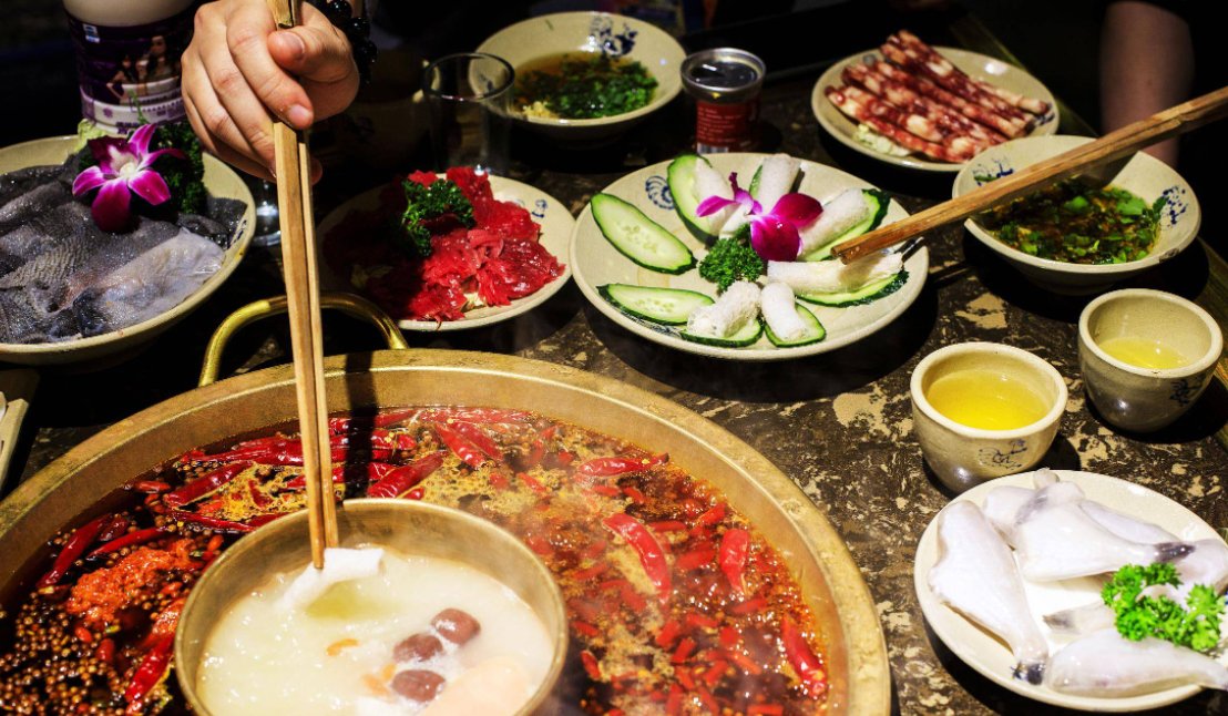 红油火锅通常比清汤火锅水开得更快,这主要因为?