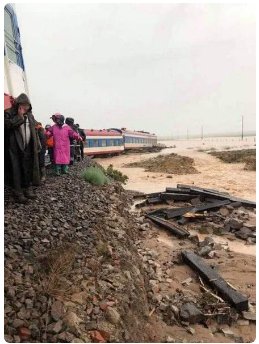 蒙古国一辆载有328名乘客的客运列车因何脱轨？