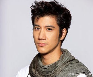 李靓蕾晒照为闺蜜侯佩岑庆生,她的状态如何?