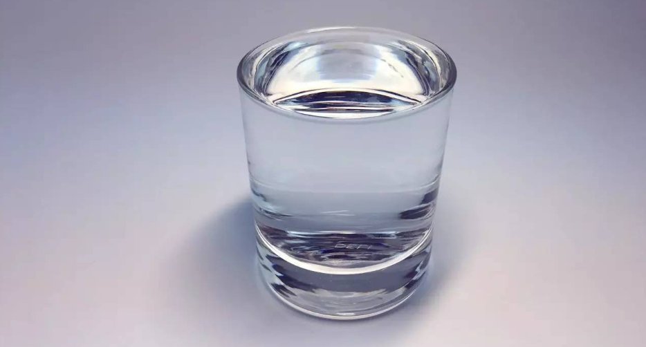 杯子装满水用一张纸盖住，倒过来后水为什么不会流出来？